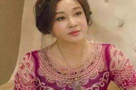 自古以来在无数人的心目中 “冻龄姥姥”走红，27年前抱着闺女，现在抱着外孙女，却更漂亮