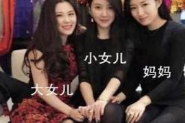 作为女性 “冻龄妈妈”颜值超高，和女儿同坐像姐妹，网友：猜不出哪个是妈妈