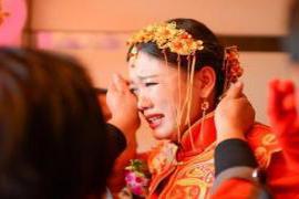 结婚当天婆婆逼儿媳妇三跪九拜进家门 结婚当天婆婆逼我三跪九拜才让我进家门，我却有些不