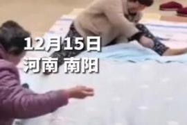 12月15日河南南阳 远亲不如近邻，河南一女子婚期将近，左邻右舍前来帮忙缝新被