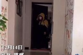 据说孩子们放学回家后都有一套统一的动作 妈妈模仿孩子放学回家的动作，网友：我家孩子一