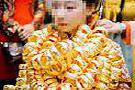 “黄金新娘”刷爆朋友圈，身挂“巨金”连菜都夹不到，太壮观！