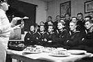老照片 二战中英国海军烹饪学校 学习厨艺的英国海军