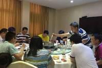 老板请客，结账时电话打不停，我主动买单，月底看到工资条愣了