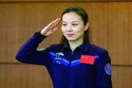 航天员王亚平是中国太空授课第一人中国空间站第一位女航天员也是中国首位出舱的女航天员