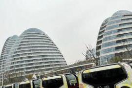 本文转自：武汉发布在武汉市经开区一辆无人驾驶巴士行驶在经开大道上巴士车身印有武汉的
