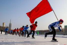 本文转自：天山网1月20日|博乐老年滑冰队 演绎冰上“速度与激情”