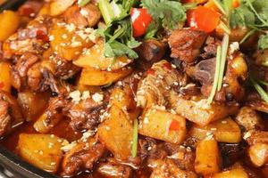 农家铁锅炖鸡，香喷喷的有汤有饭，即美味又滋补！