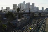 美国加州州长协助清理铁路 承诺将打击火车集装箱偷窃行为