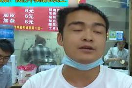 眼前的男子是小周 面馆老板拒绝小周等三人进店就餐，老板却全盘否认