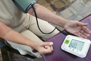 血压升高，身体或有3个警报，占其一，及时检查