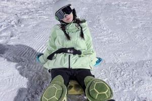 受冬奥会影响，众多明星参与滑雪运动，被冯提莫乌龟装备萌到了