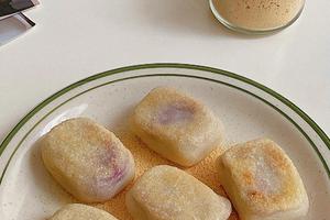 芝士紫薯年糕的做法，软糯糯的表皮酥脆，一口咬上去又香又甜