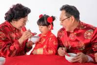 春节餐桌上常有的5类食物，充满了年味，但不建议多给孩子吃