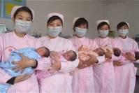 河南农村夫妇抚养5胞胎17年：每天像打仗，累并快乐着