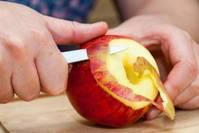 每天一个苹果好处，医生：要记住吃苹果的禁忌，吃苹果的最佳时间