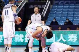 北京时间1月23日|广东男篮一回合，伤了两名球员，李原宇血流不止，裁判员不表示