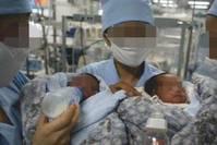 双胞胎出生相隔30分钟，宝宝却属于两个不同年代，母亲得知后疑惑