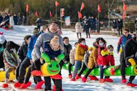 本文转自：大众日报今年冬天|喜迎北京冬奥！冬日港城奏响“冰与火之歌”
