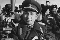 县长不让进门？粟裕去找县长办事，直接蹲在地上聊