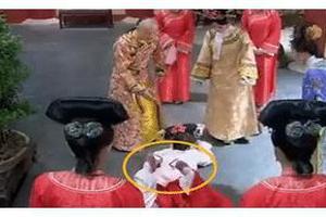 清朝皇妃脚上穿的“花盆底”，其实并非为了美观，更为方便皇帝