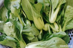 青菜的钙含量是白菜的2倍，常吃润肤又强身