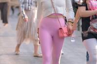 芭比粉无痕紧身裤甜美又减龄，你喜欢吗？