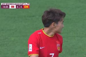世界波，1-0！中国女足进球，王霜远射建功，2场3球，比心＋笑了