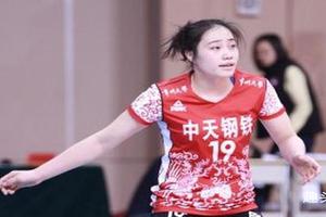 无奈，女排25岁主攻手退役，升级做军嫂，回归家庭结婚生子！