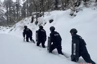 西藏林芝戍边民警雪中巡逻踏查