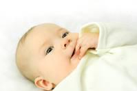 为什么婴儿喜欢吃手指？宝宝吃手该阻止吗？很多爸妈都做错了
