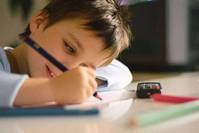 听说太早让孩子学写字会近视，是真的吗？