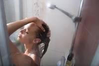早上洗头和晚上洗头，哪个伤害更大？头发越洗越脱？早知道早受益