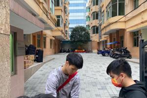 宏远抵住所！众球迷堵门口，全员送球迷，赵睿却逛超市，朱总恩爱