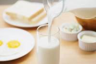 牛奶含“肉毒杆菌”，可致白血病？提醒：3种“牛奶”少给孩子喝