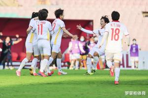 中国女足在亚洲杯上出现离奇失误，解围变成助攻，给越南送大礼！