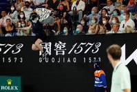 博鱼体育世预赛 抗议者入场打断澳网男单决赛