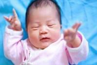 刚出生小婴儿是“高度近视眼”？0-1岁宝宝视力发育过程，很神奇