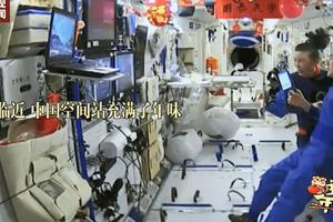央视主播给北京明白们包饺子：和航天员的同款！