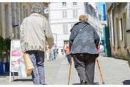 60岁为寿命决定期，如果走路有这六个表现，证明身体非常健康