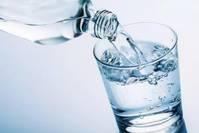 晨起第一杯水要怎么喝，喝多少？医生提醒：喝对有益，喝错有害