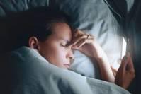 长期在睡前玩手机的人，身体若出现4个迹象，或是肝在“求救”