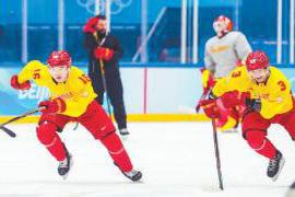 本文转自：北京日报北京籍运动员（左）英如镝在训练中。|中国男子冰球队全力备战冬奥首秀