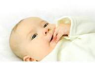 为什么婴儿喜欢吃手指？宝宝吃手该阻止吗？爸妈都了解一下吧