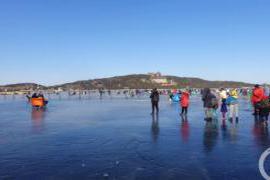 本文转自：上游新闻“这个是越野滑雪|北京颐和园冬奥元素多，冰场雪场排长队