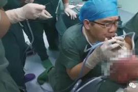 本文转自：长沙政法频道1月28日|“腿都抽筋了！”1岁2个月宝宝右肺被卡死，医生跪地吹氧上