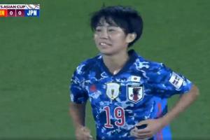 0-1！日本女足大爆发，中国队变阵失败，场面很被动，有点顶不住