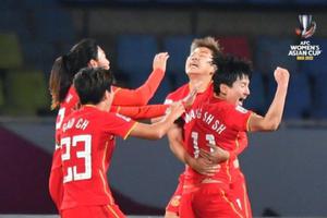 淘汰日本队后，水庆霞拒绝球员庆祝！国足打进12强赛，陈戌源跳舞